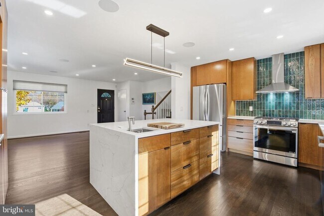 Building Photo - 3700 Emily St