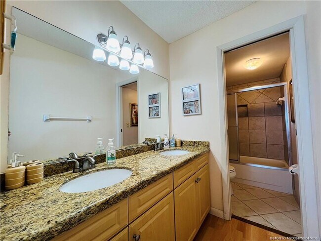 Building Photo - 10102 S Ocean Dr