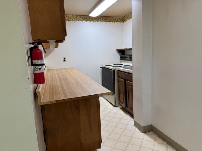 Building Photo - 300 Seneca Ln