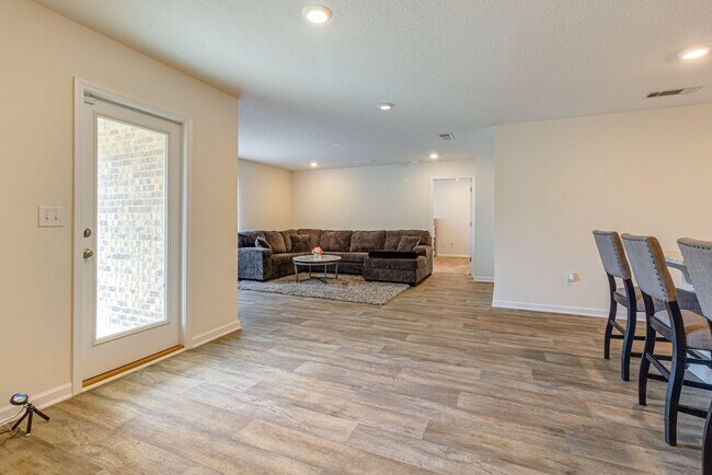 Building Photo - 1034 Limpkin St