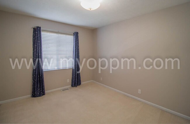 Building Photo - Spacious 3 Bedroom house at 168th and Maple