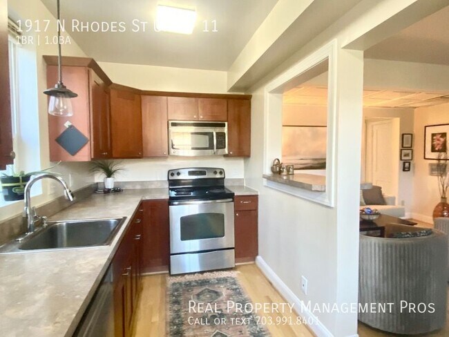 Building Photo - Rare Sun-Drenched Courthouse Metro End Unit!