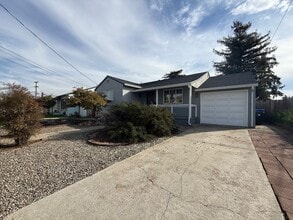 Building Photo - Nice and bright detached single-family res...