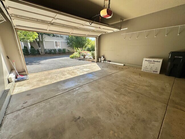 Building Photo - 58 W Briarwood Dr