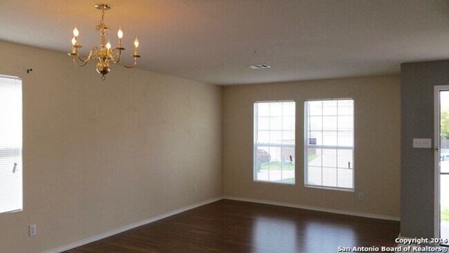 Building Photo - 3 Bedroom/2.5 Bath Bluffs of Lookout Canyon Subdivision