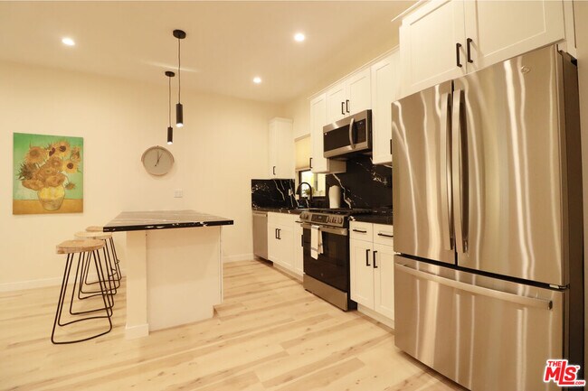 Building Photo - 9040 Phyllis Ave