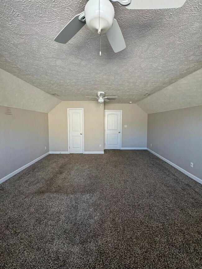 Building Photo - Beautiful 5 Bed 2.5 Bath Home with Main Level Primary Bedroom