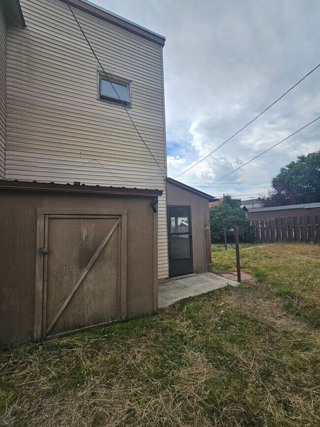 Building Photo - 221 N Henry Ave