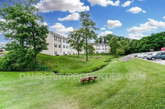 Building Photo - 1113 N Byrne Rd