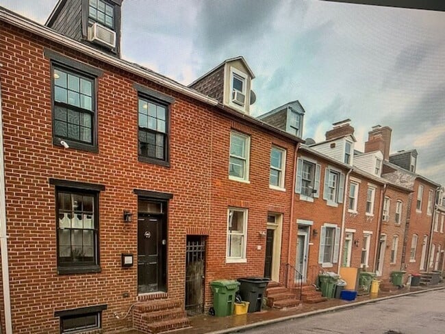 Building Photo - Fed Hill Luxury Townhome  ROOFTOP DECKS!