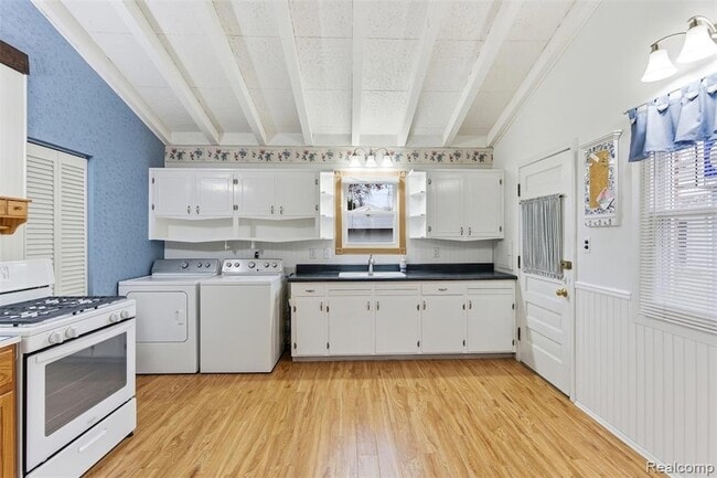 Building Photo - 25118 Lehigh St