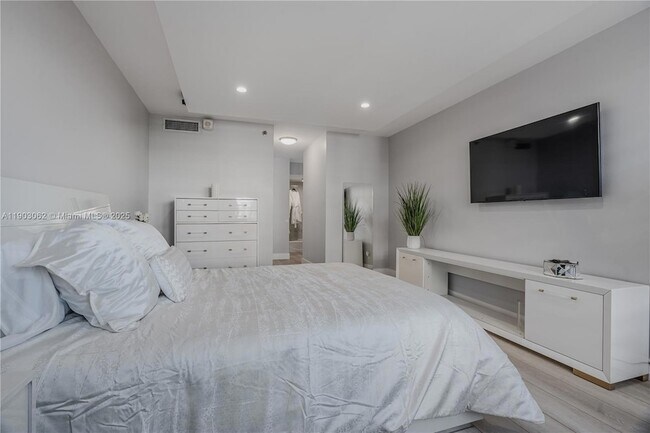 Building Photo - 100 Lincoln Rd