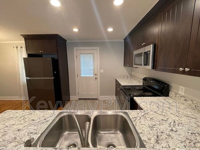 Building Photo - 506 Pershing Dr