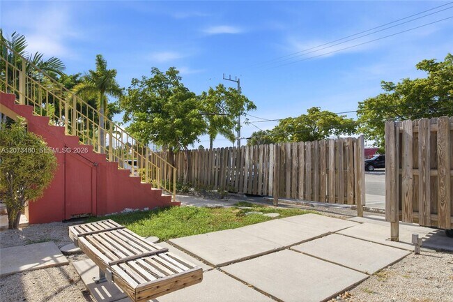 Building Photo - 2716 NE 30th Pl
