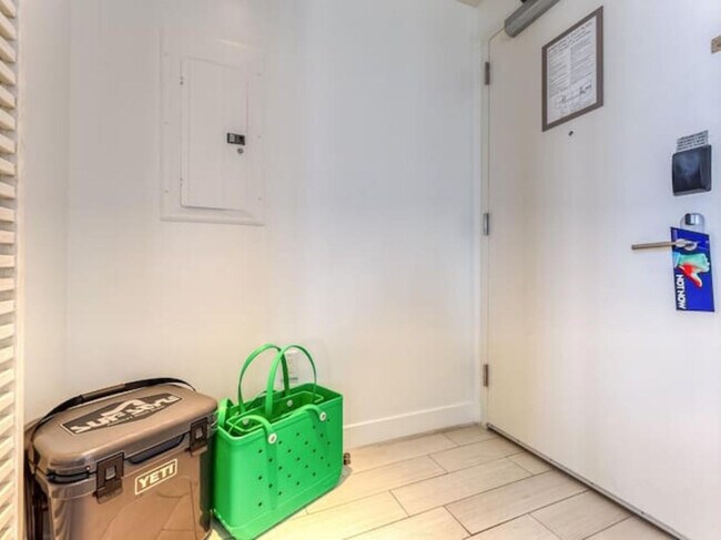 Building Photo - 3101 Bayshore Dr