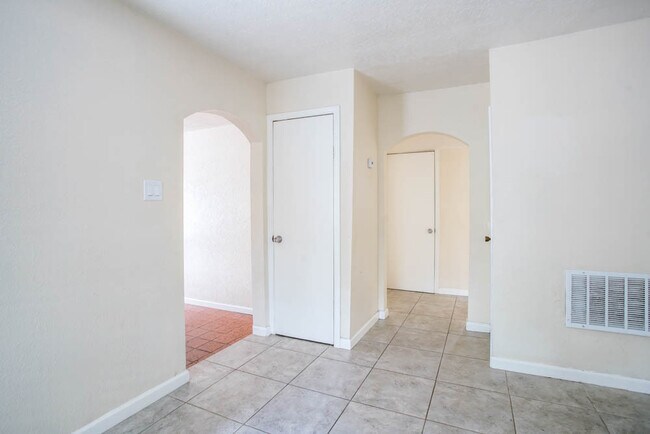 Building Photo - 1846 Henry Cir SW