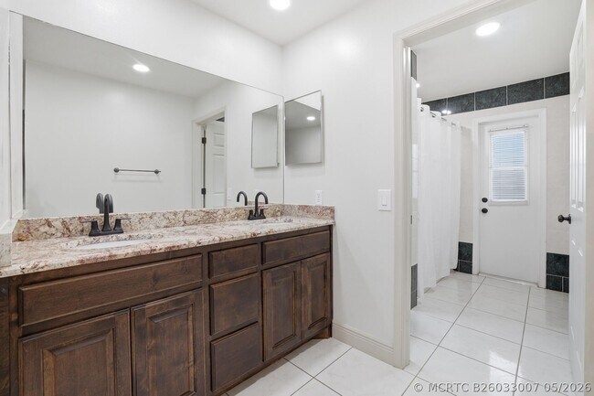Building Photo - 15600 Rolling Meadows Cir