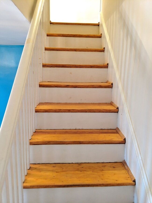 Building Photo - Charming Historic townhouse in downtown Frederick available mid June!