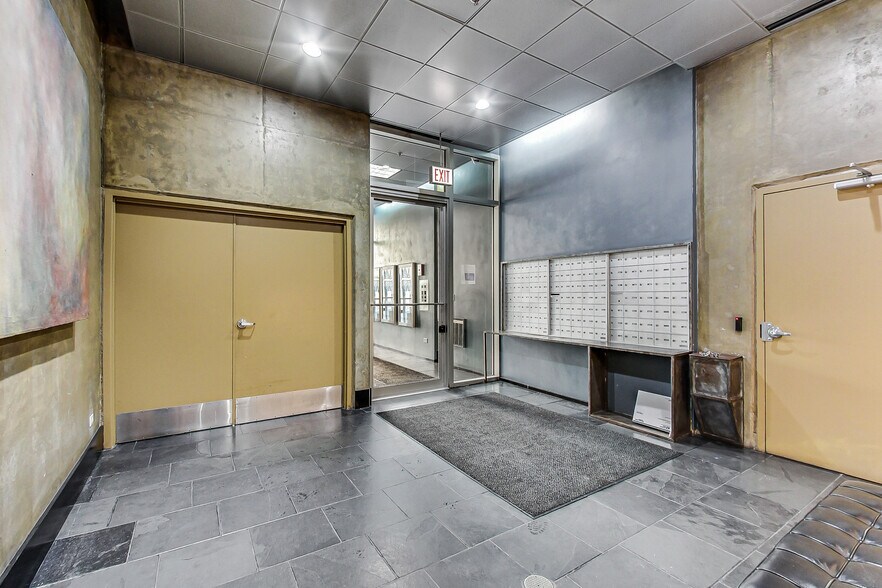 Building Photo - 700 W Van Buren St