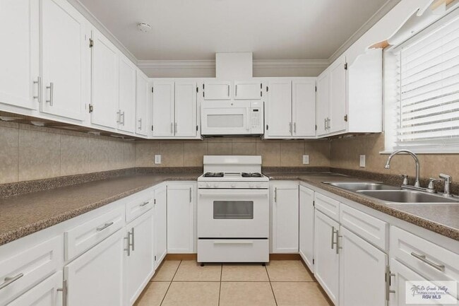 Building Photo - 711 Cisneros St