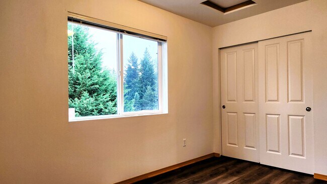 Building Photo - 3 bedroom 2.5 bathroom South Hill Charmer!