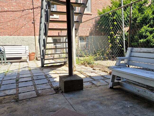 Building Photo - Ground floor apt with backyard