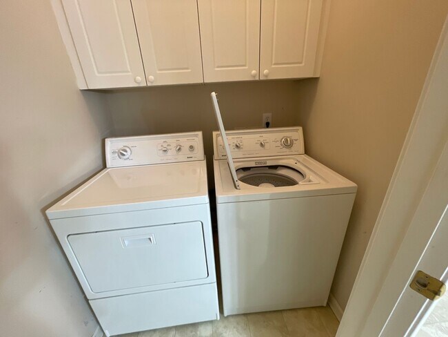 Building Photo - Adorable brick home in a great neighborhood! Huge bonus room and 2 car garage!