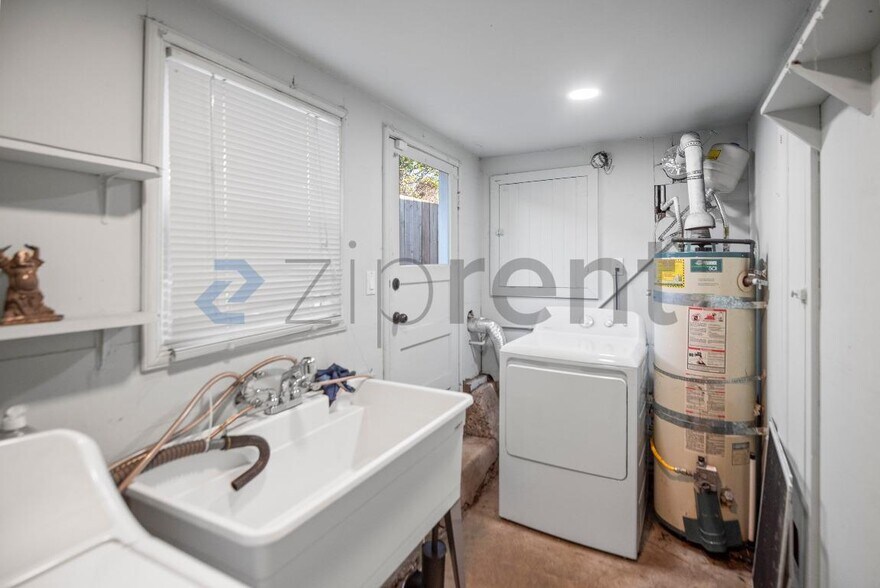 Building Photo - 5914 Mauritania Ave