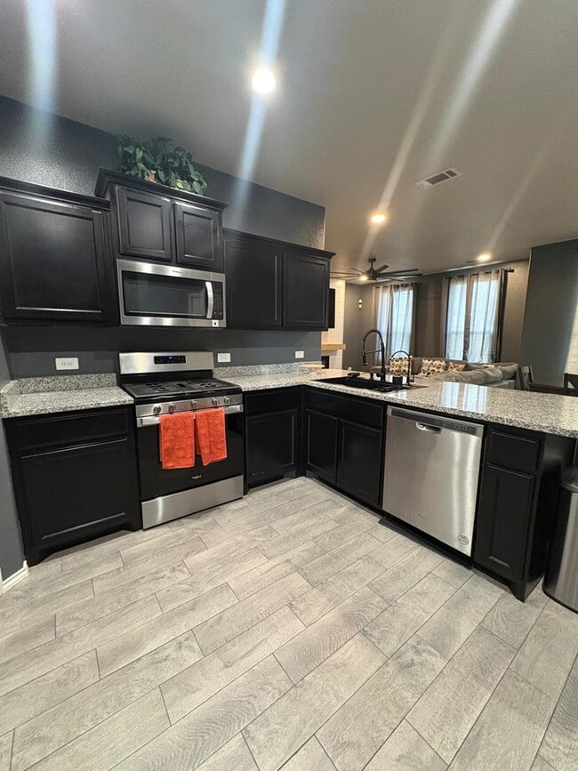 Building Photo - 2027 Ebbets Dr