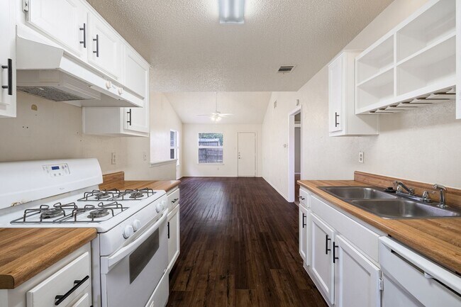 Building Photo - 2 Bedroom, 1 Bath Duplex with 1 Car Garage...