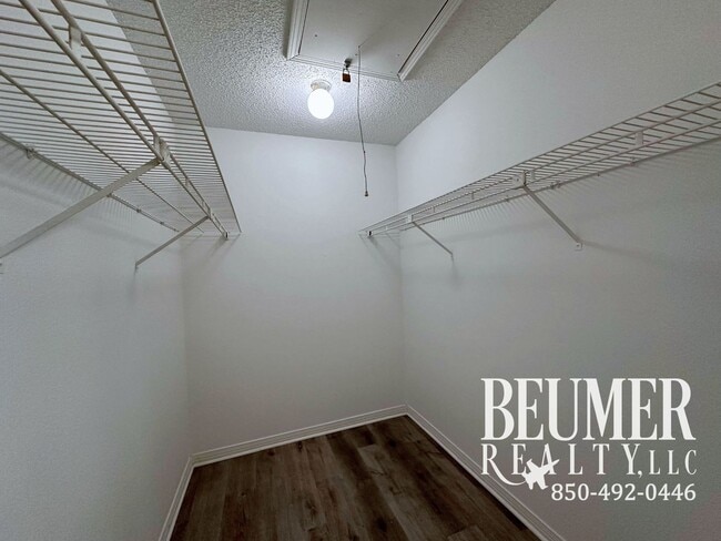 Building Photo - Charming 2 bedroom, 2.5 bath townhome for rent in SW Pensacola!