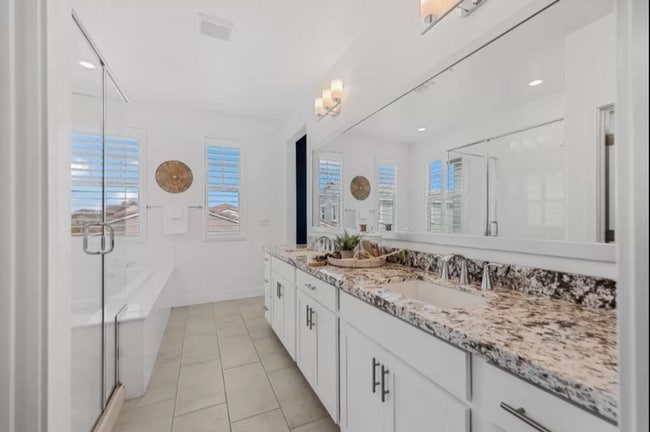 Building Photo - Dream Home Alert: 5 Bedrooms of Pure Comfo...