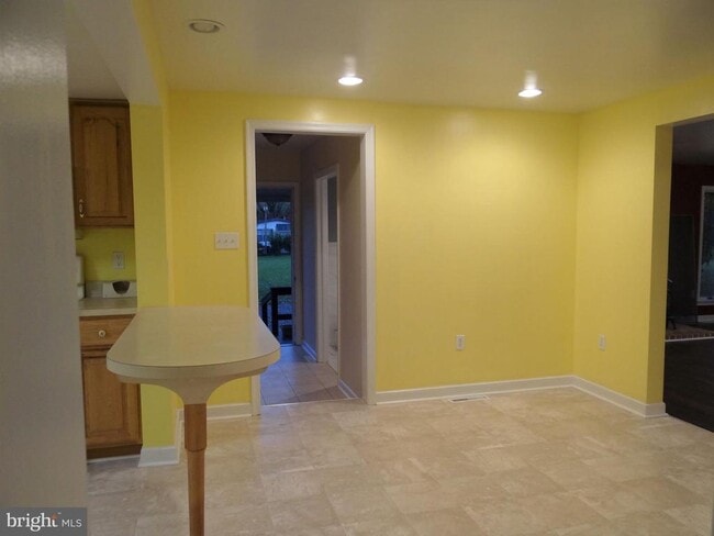 Building Photo - 668 Broad St