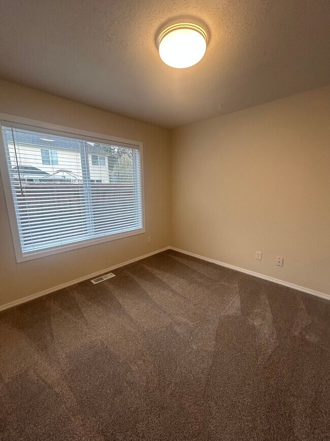 Building Photo - Beautiful Three Bedroom in Keizer