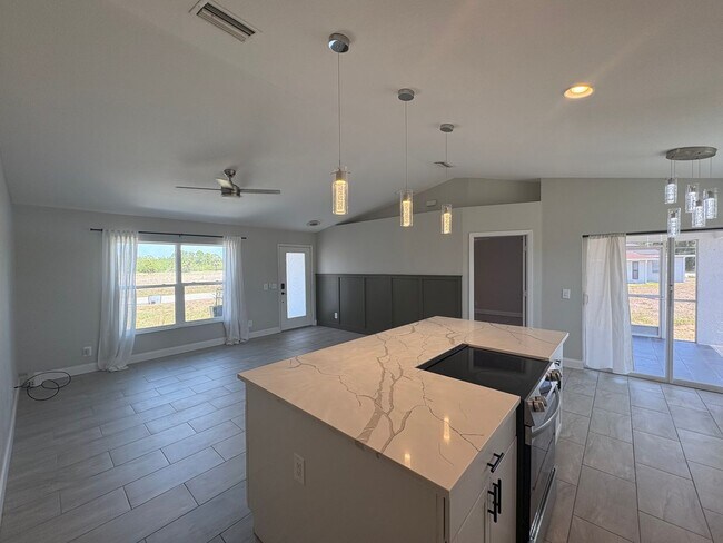 Building Photo - 3/2/2 with Solar!