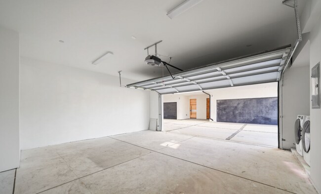 Building Photo - RECENTLY RENOVATED TOWNHOME | 5 BED 5 BATH | PRIVATE ROOFTOP DECK |  PET FRIENDLY | SPACIOUS BEDR...