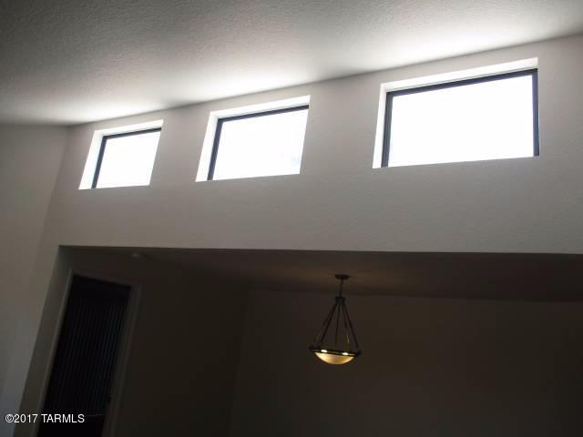Building Photo - 5051 N Sabino Canyon Rd