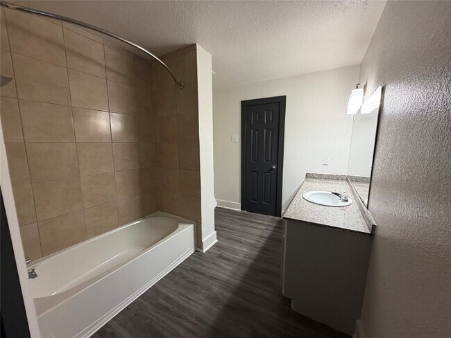 Building Photo - 15931 Kenbrook Dr