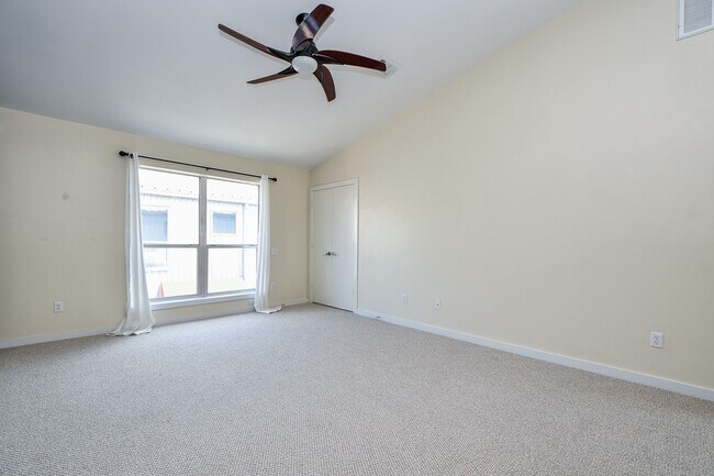 Building Photo - 824 Robin St