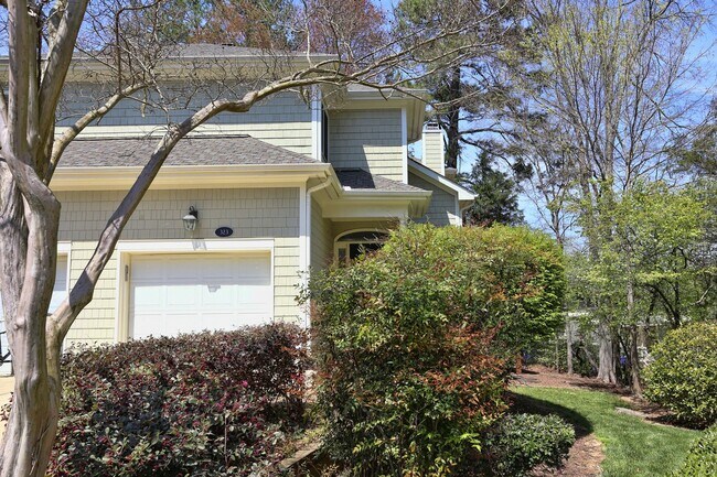 Building Photo - End Unit Townhome in the Heart of Chapel Hill