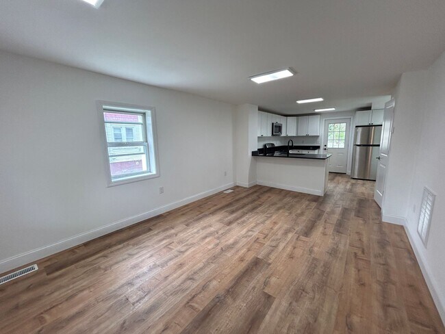 Building Photo - Gorgeous 3 bedroom 1 1/2 bathroom Single F...