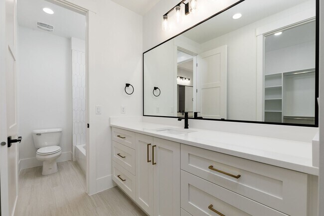 Building Photo - Stunning 5 bed 4 bath with RV Garage