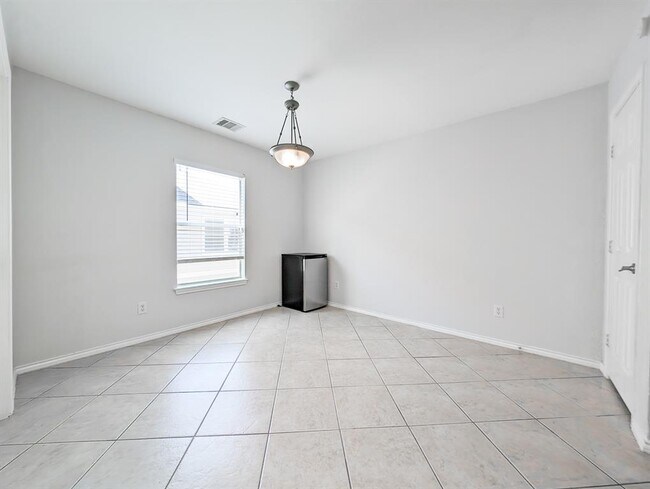 Building Photo - 1131 W 24th St