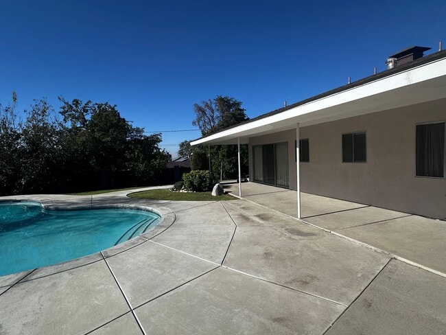 Building Photo - HOUSE