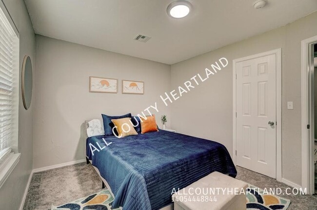 Building Photo - 625 Iowa St