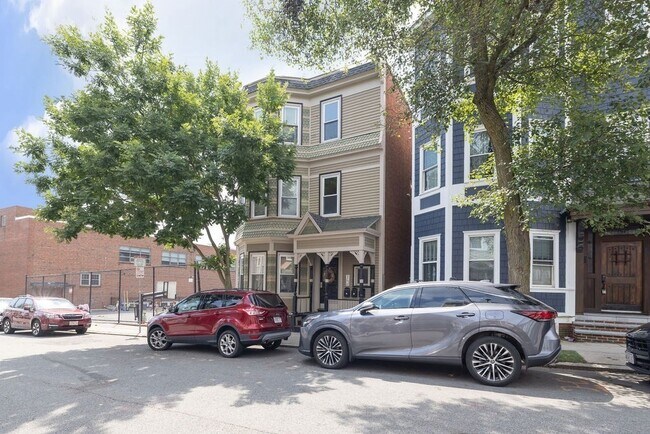 Building Photo - 735 E 3rd St