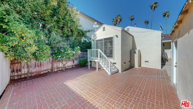 Building Photo - 1107 S Bundy Dr