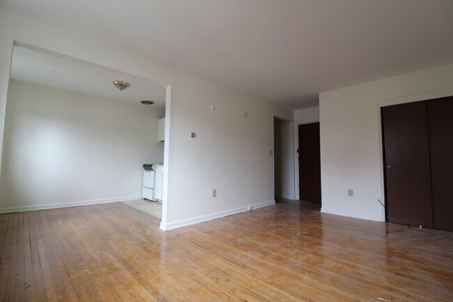 Primary Photo - 33 Burnside Ave