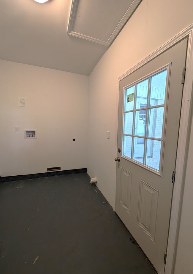 Building Photo - CherryVille Downtown, 3 bedroom, 100% Upgraded.