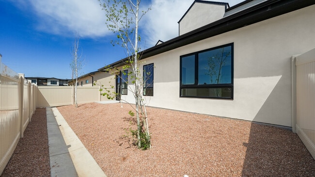 Building Photo - 367 Toms Cyn Dr
